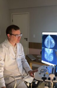 Por que é importante correlacionar a mamografia com a ultrassonografia das mamas?